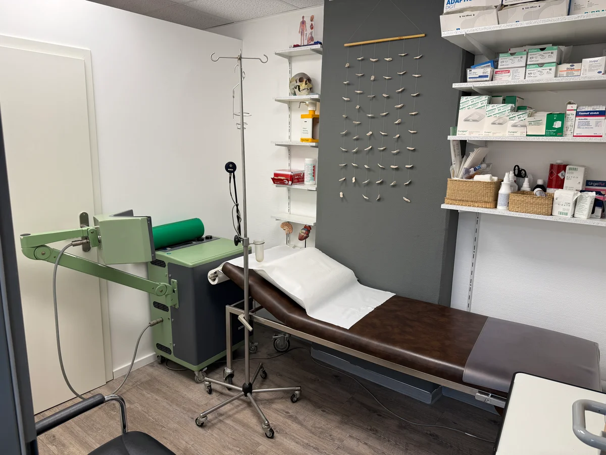 Behandlungszimmer — Moderne Ausstattung der Praxis Dr. Heydari