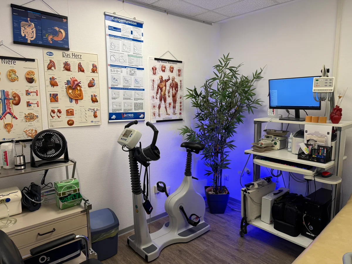 Diagnostikraum — Belastungs-EKG & Sportmedizin der Praxis Dr. Heydari