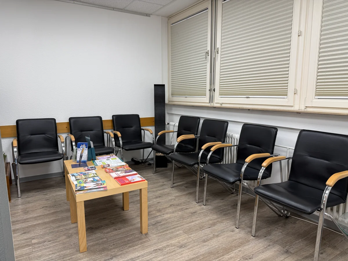 Wartezimmer — Angenehme Atmosphäre der Praxis Dr. Heydari